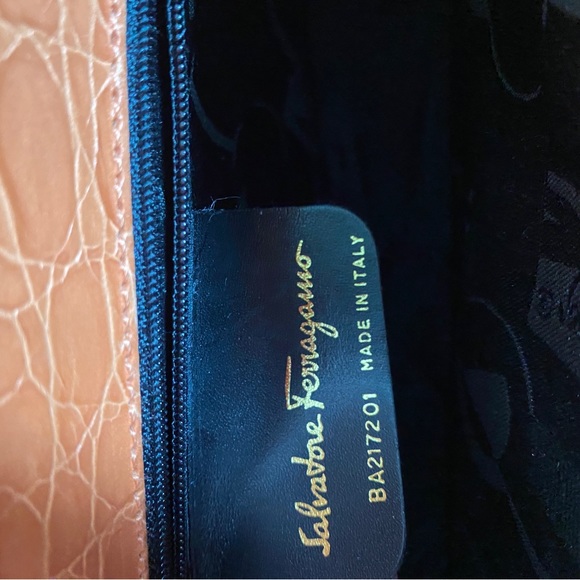 Ferragamo Vara handbag. - Picture 6 of 10